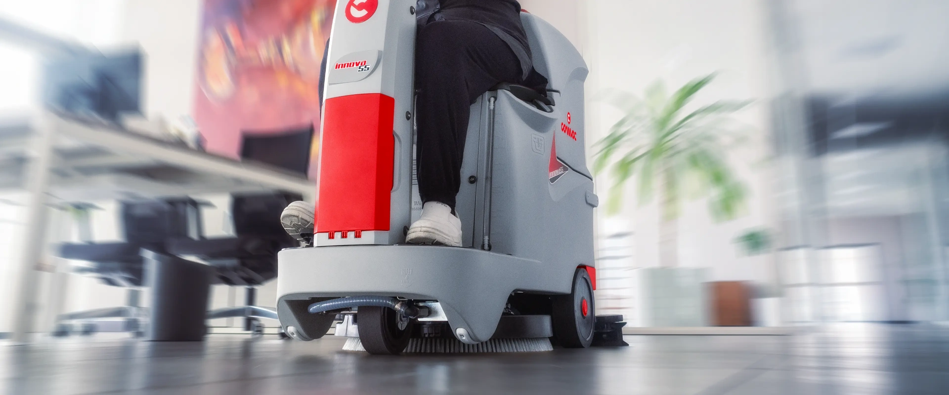 Mașină de spălat pardoseli: cum alegi modelul potrivit pentru afacerea ta 4 Capul de perie și racleta unei mașini de spălat pardoseli Comac Innova 55 B