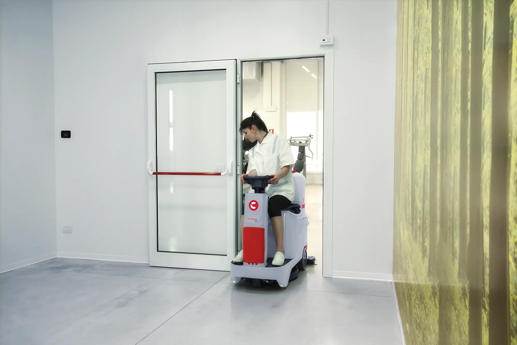 Mașină de spălat pardoseli: cum alegi modelul potrivit pentru afacerea ta 3 Mașina de spălat pardoseli Comac Innova 55 B trece printr-o ușă standard